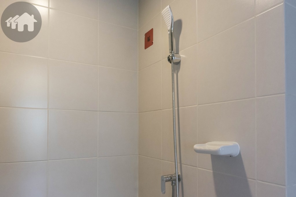 พื้นที่อาบน้ำแยกเป็นสัดส่วน กว้างประมาณ 1 เมตร ยาวประมาณ 1.20 เมตร พร้อมฝักบัวของ American standard และที่วางอุปกรณ์อาบน้ำ