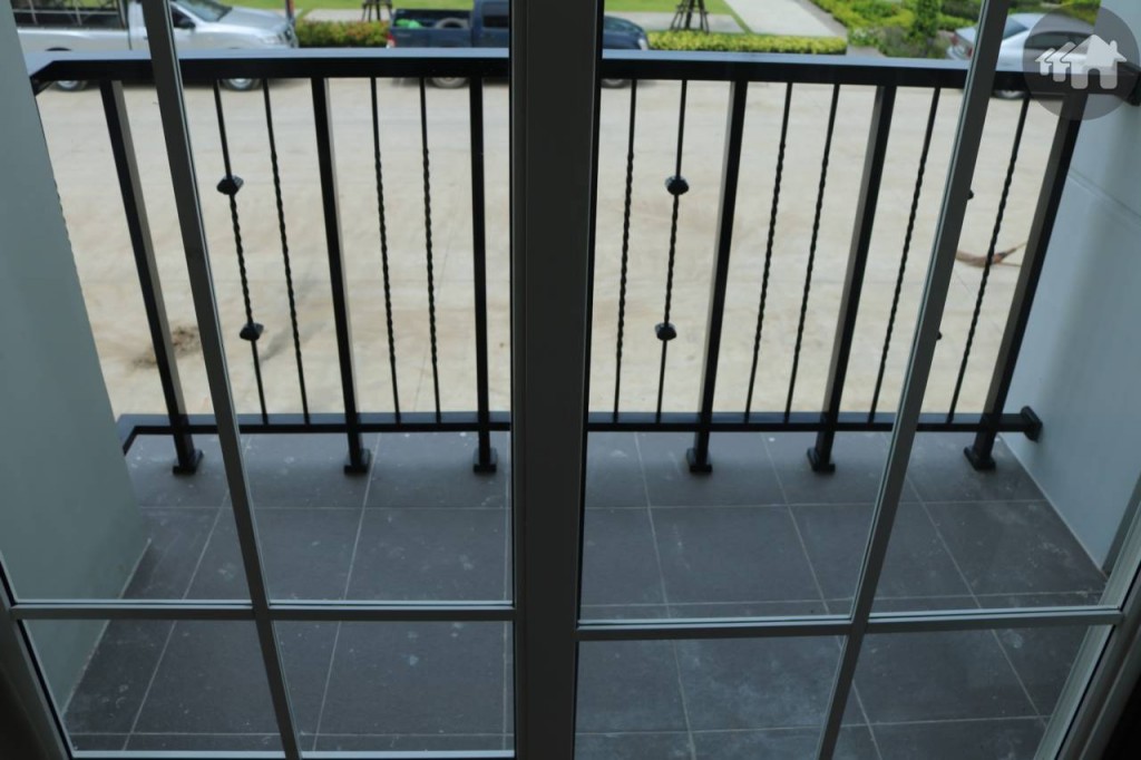 ระเบียงห้องนอนมาสเตอร์ โครงการ โกลเด้น ทาวน์ บางนา – สวนหลวง Golden Town Bangna Suanluang 