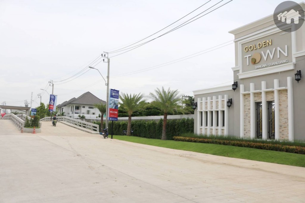 ทางเข้าโครงการ โกลเด้น ทาวน์ บางนา – สวนหลวง Golden Town Bangna Suanluang 