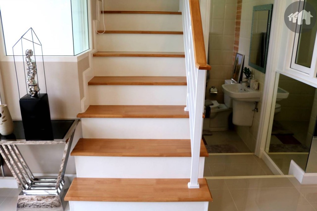 บันไดโครงการโกลเด้น ทาวน์ บางนา – สวนหลวง Golden Town Bangna Suanluang 