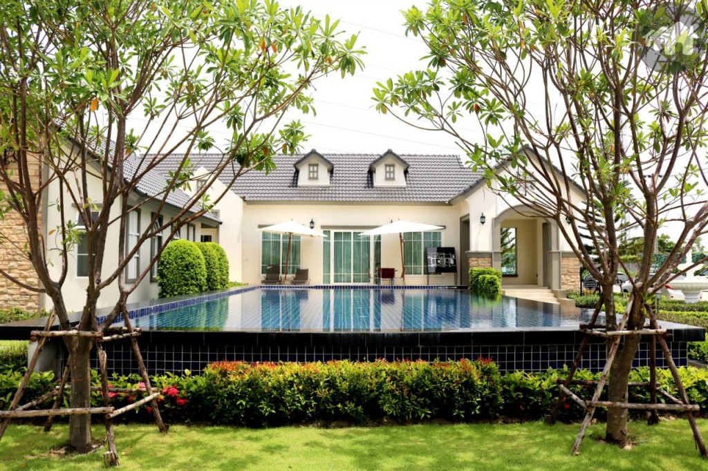 สระว่ายน้ำโครงการ โกลเด้น ทาวน์ บางนา – สวนหลวง Golden Town Bangna Suanluang 