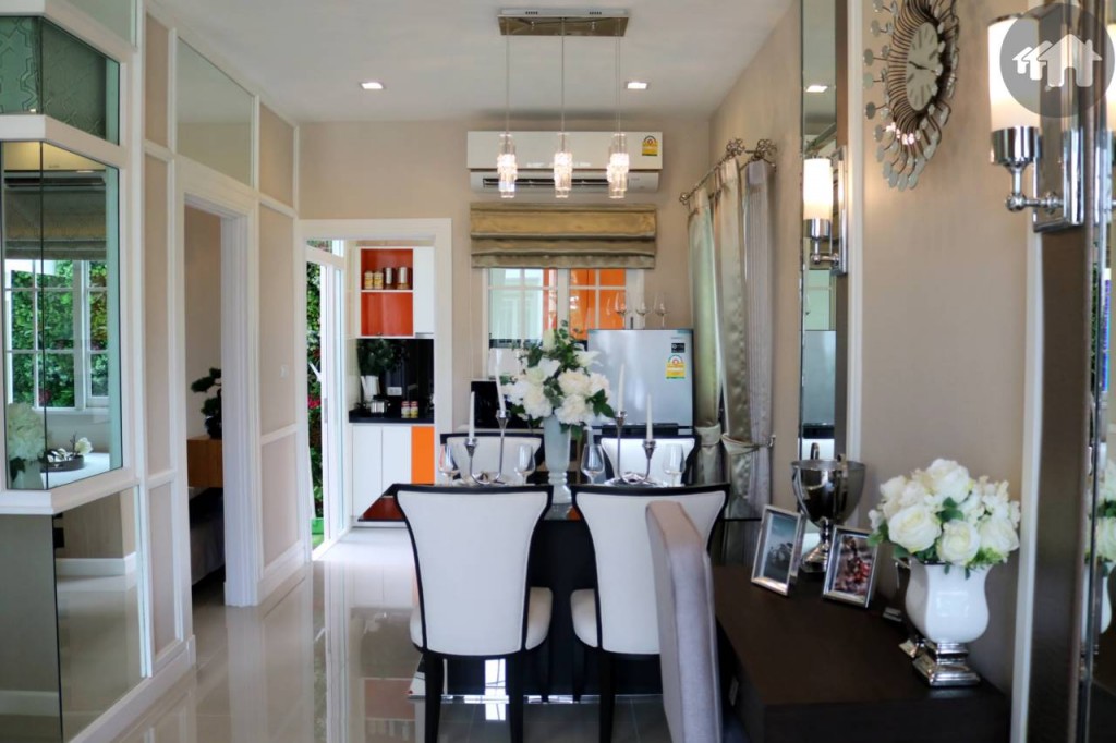 พื้นที่นั่งกินข้าวในโครงการ โกลเด้น ทาวน์ บางนา – สวนหลวง Golden Town Bangna Suanluang 