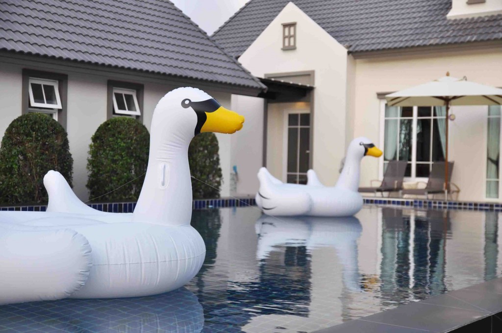 สระว่ายน้ำโครงการ โกลเด้น ทาวน์ บางนา – สวนหลวง Golden Town Bangna Suanluang 