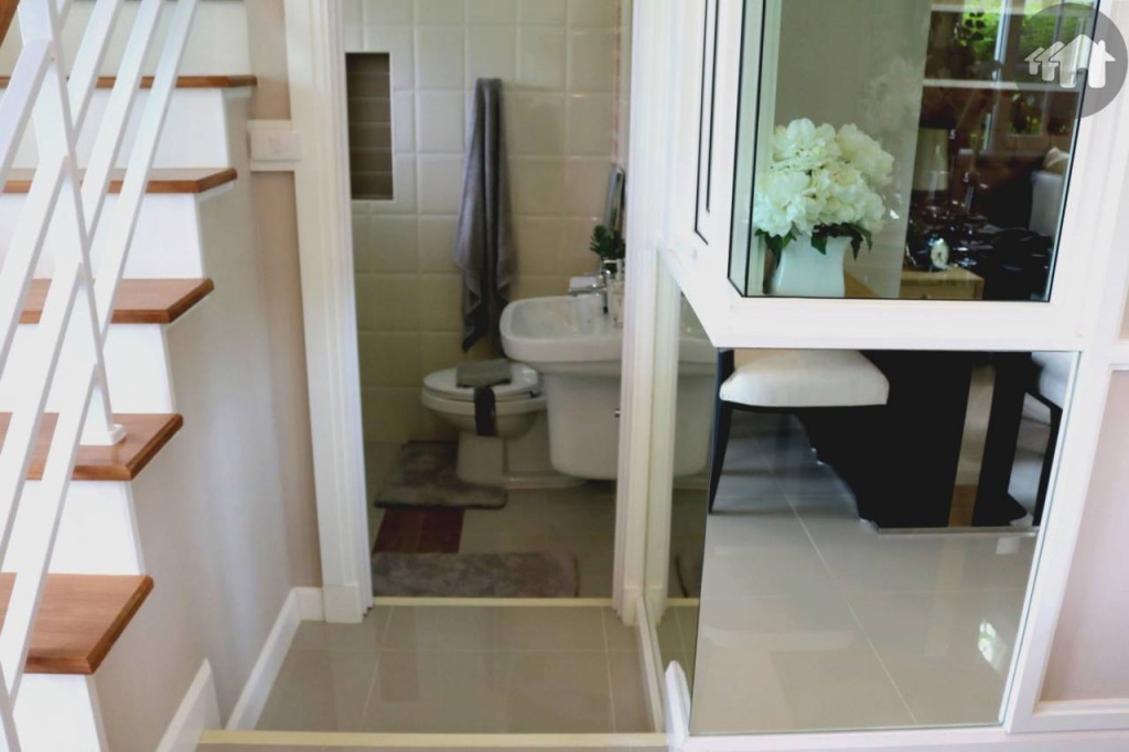 ห้องน้ำชั้นล่างของยูนิต Saint James โครงการ โกลเด้น ทาวน์ บางนา – สวนหลวง Golden Town Bangna Suanluang 