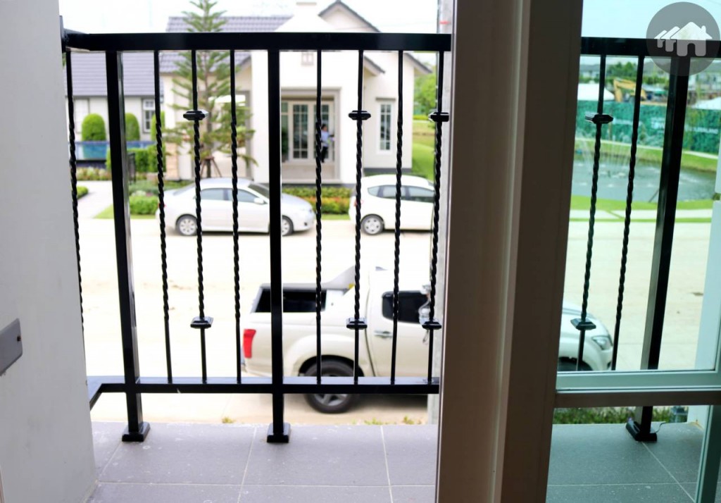 ระเบียงห้องนอนมาสเตอร์โครงการ โกลเด้น ทาวน์ บางนา – สวนหลวง Golden Town Bangna Suanluang 