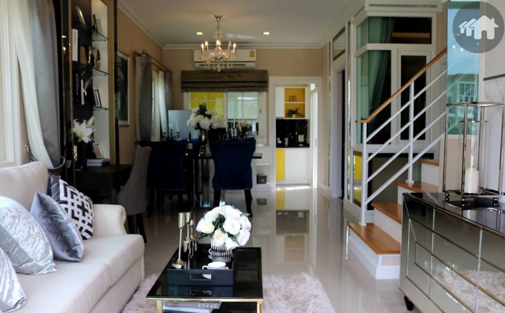 โถงรับแขกโครงการ โกลเด้น ทาวน์ บางนา – สวนหลวง Golden Town Bangna Suanluang 