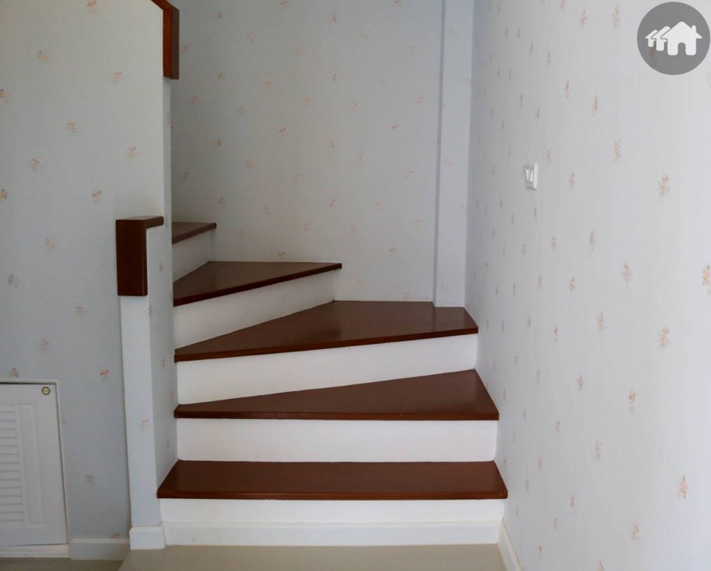 บันไดขึ้นชั้น 2 โครงการ กรีนิช ไพร์ม ทางด่วนรามอินทรา-หทัยราษฎร์ Greenwich Prime Express Way Ramintra Hathairat