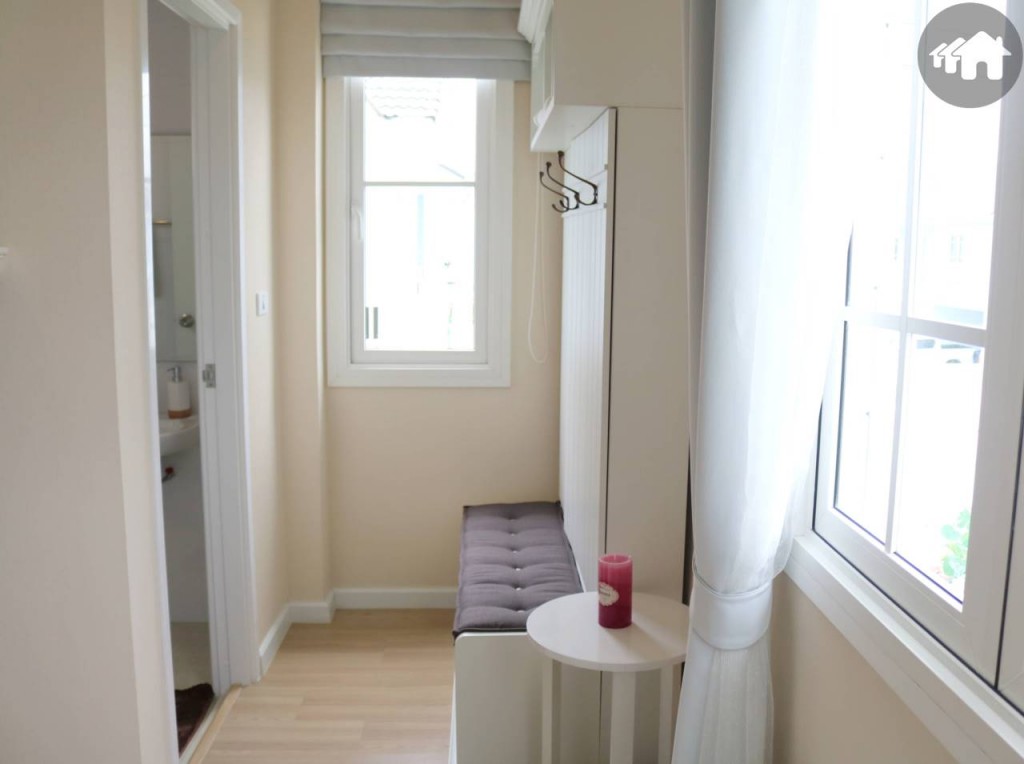 Walk in closet ภายในห้องนอนที่ 3 ของโครงการ กรีนิช ไพร์ม ทางด่วนรามอินทรา-หทัยราษฎร์ Greenwich Prime Express Way Ramintra Hathairat