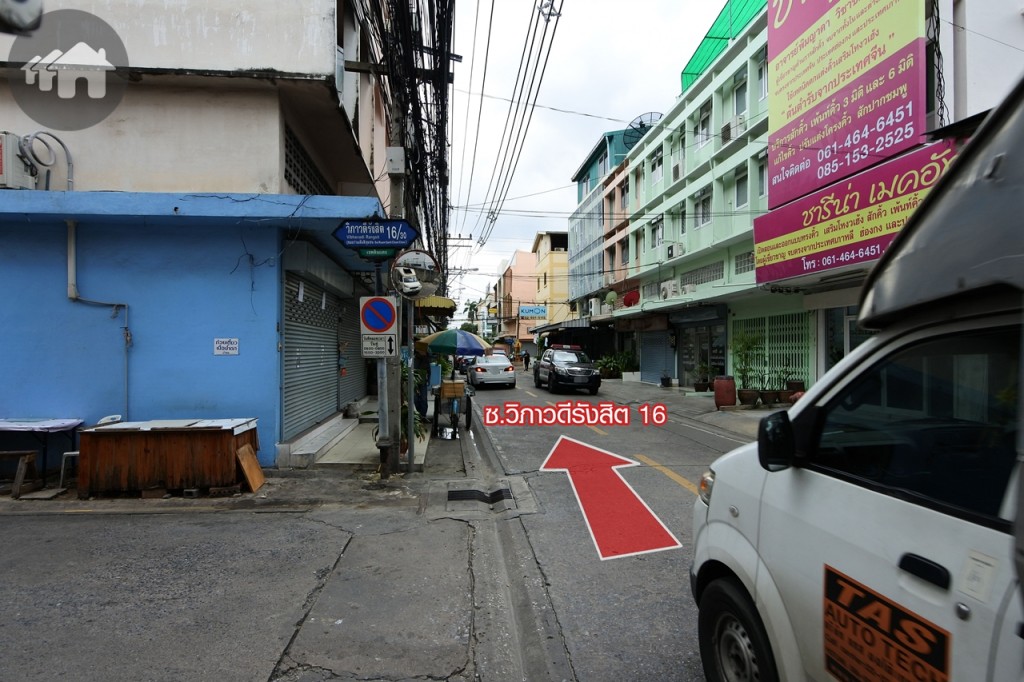 ตรงไปตามทางเรื่อย ๆ สองข้างทางส่วนใหญ่จะเป็นอาคารพาณิชย์ 4 ชั้น และร้านอาหารมากมาย