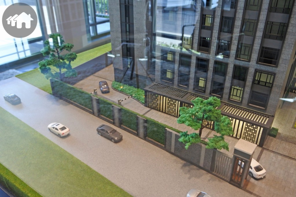 ทางเข้า-ออกโครงการทางเดียวบริเวณอาคาร D ด้านหน้ามีป้อมรักษาความปลอดภัย พร้อมพนักงานรักษาความปลอดภัยตลอด 24 ชั่วโมง เข้า-ออกด้วยระบบ Access Control