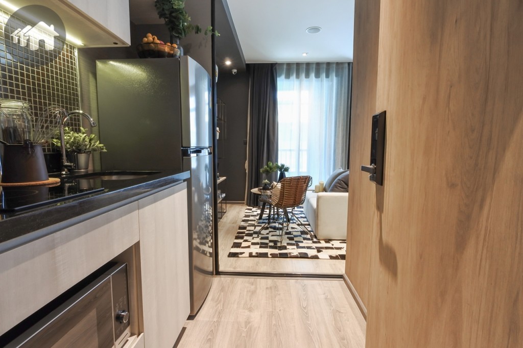 เข้ามาภายในห้องจะเป็นห้องครัว ทางเดินส่วนนี้กว้างประมาณ 1.10 เมตร เดินเข้า-ออกสะดวก เชื่อมต่อกับห้องนั่งเล่น โปร่งโล่งด้วยเพดานสูง 2.45 เมตร พื้นปูลามิเนต หนา 8 มิลลิเมตร เดินนุ่มสบายเท้า และเก็บเสียง