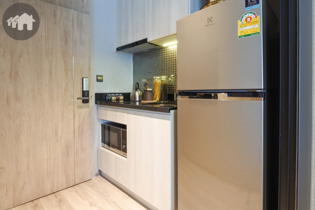 ห้องครัวมีตู้ครัวบิวท์อินบน-ล่าง มีพื้นที่สำหรับวางตู้เย็น และเตาไมโครเวฟ ตัว Top เคาน์เตอร์ครัวด้านล่างเป็นหินควอทซ์สีดำ