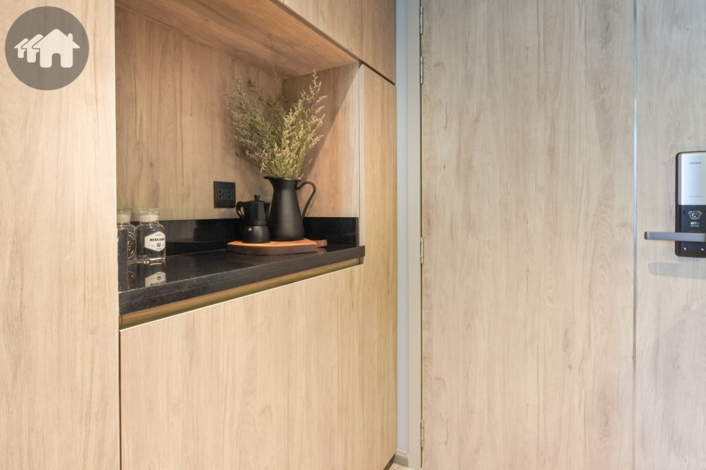 ตรงข้ามห้องครัวเป็นชั้นวางของ และบิวท์อินบน-ล่าง สำหรับเก็บของ และตู้เก็บรองเท้า