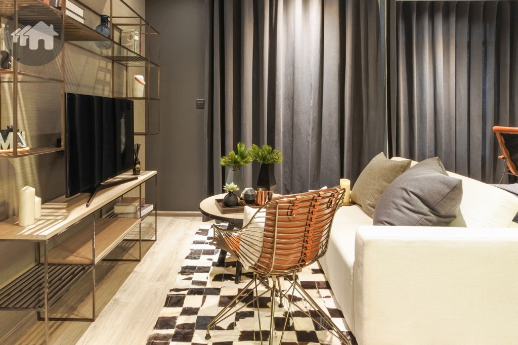 ถัดมาเป็นห้องนั่งเล่น วางโซฟาขนาด 2 ที่นั่ง ได้สบายๆ 