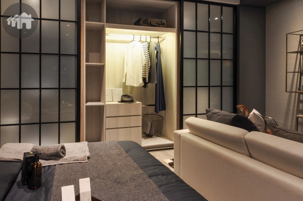 ความพิเศษของห้องนี้คือประตูบานเลื่อน Hybrid Sliding Door ที่สามารถปรับได้ตามฟังก์ชั่นการใช้งาน ประตูบานเลื่อนสามารถเป็นได้ทั้งประตูตู้เสื้อผ้า และประตูกั้นส่วนห้องครัวและห้องนั่งเล่น ไม่ให้กลิ่นทำอาหารมารบกวน เช่นเดียวกับประตูบานเลื่อนหน้าห้องน้ำสามารถปรับเปลี่ยนเป็นประตูตู้เสื้อผ้าได้เช่นกัน ประตูบานเลื่อนทั้ง 2 บาน สามารถเลื่อนซ้อนกันได้