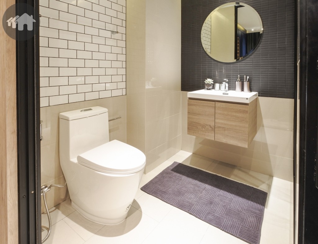 ห้องน้ำขนาดใหญ่ พร้อมอุปกรณ์ครบครัน พื้นและผนังปูกระเบื้องขนาด 30x60 เซนติเมตร