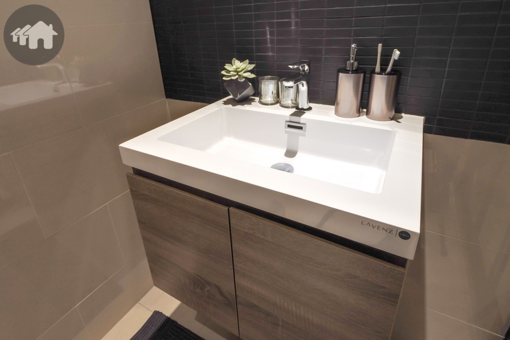 อ่างล้างหน้าของ Lavenz พร้อมตู้เก็บของด้านล่าง