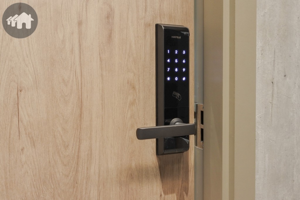ประตูทางเข้าพร้อม Digital Door lock ของ Hafele