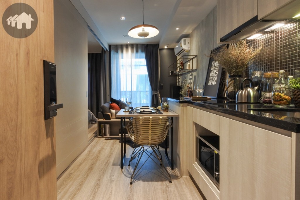 เข้ามาภายในห้องจะเป็นห้องครัว ทางเดินส่วนนี้กว้างประมาณ 1.20 เมตร เดินเข้า-ออกสะดวก เชื่อมต่อกับห้องนั่งเล่น โปร่งโล่งด้วยเพดานสูง 2.45 เมตร พื้นปูลามิเนต หนา 8 มิลลิเมตร เดินนุ่มสบายเท้า และเก็บเสียง