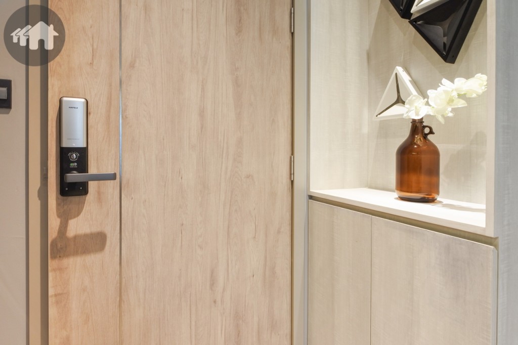 ด้านหลังประตูจะเป็นชั้นวางของตกแต่ง และตู้เก็บรองเท้าด้านล่าง