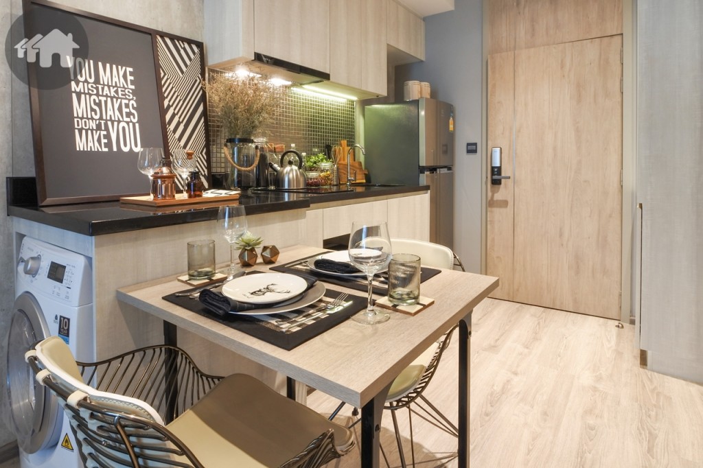 เคาน์เตอร์ครัวส่วนหนึ่งตกแต่งเป็นที่วางเครื่องซักผ้า เดินเข้า-ออกสะดวก