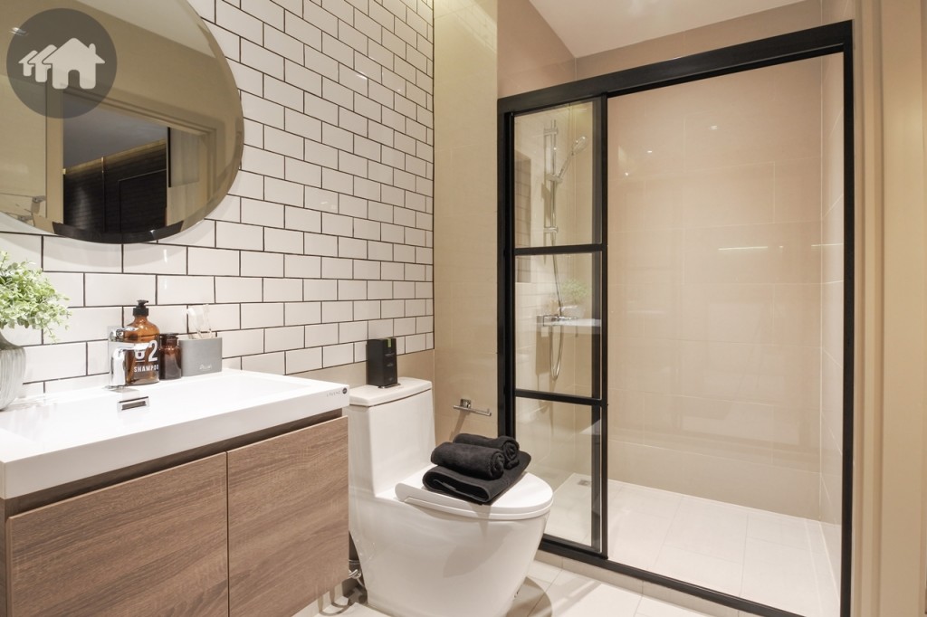 ใกล้กันเป็นห้องน้ำขนาดกว้างขวาง พร้อมอุปกรณ์ครบครัน อ่างล้างหน้าของ Lavenz โถสุขภัณฑ์ของ Hafele กั้นพื้นที่อาบน้ำเป็นสัดส่วนด้วยประตูกระจกบานเลื่อนแบบ 2 ตอน ห้องน้ำสามารถเข้า-ออกได้สองทางทั้งจากฝั่งห้องนอนและห้องครัว