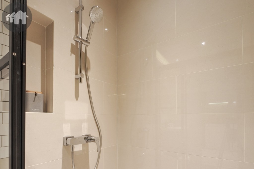 ฝักบัวของ Hafele พร้อมพื้นที่วางอุปกรณ์อาบน้ำ