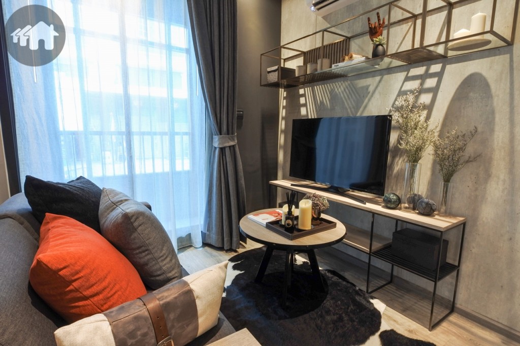 ถัดจากโต๊ะรับประทานอาหารเป็นห้องนั่งเล่น วางโซฟาขนาด 2 ที่นั่งได้สบาย ๆ เดินเข้า-ออกสะดวก