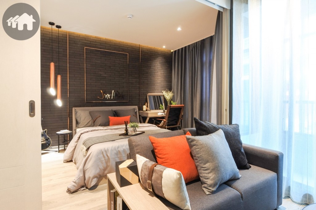 ความพิเศษของห้องนี้คือประตูบานเลื่อน Hybrid Sliding Door ที่สามารถกั้นพื้นที่ส่วนห้องนอนและห้องนั่งเล่นได้ตามฟังก์ชั่นการใช้งาน