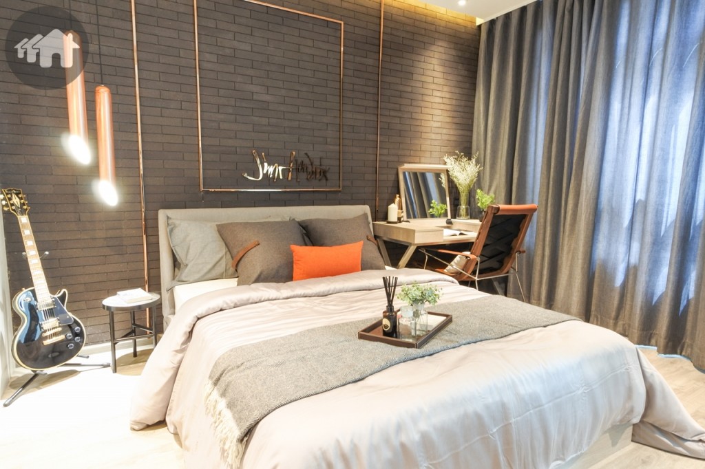 ห้องนอนสามารถวางเตียงขนาด King size ได้สบาย ๆ ตกแต่งเป็นมุมโต๊ะทำงาน ด้านข้างติดหน้าต่างกระจกบานกระทุ้ง และบานฟิกซ์ ขนาดใหญ่ 