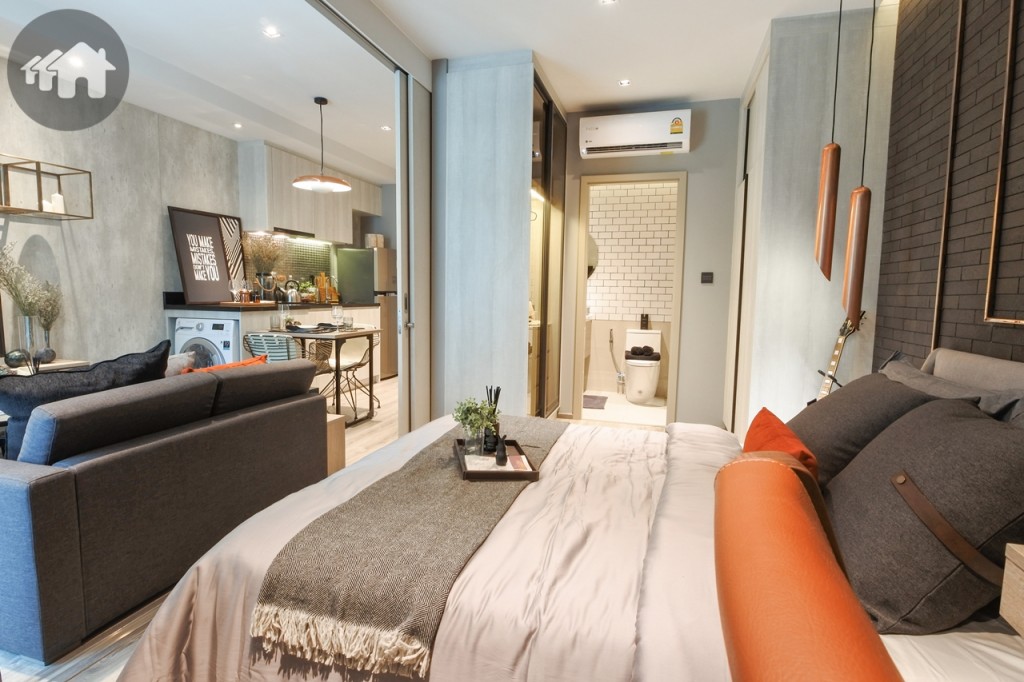 ห้องนอนอีกมุมหนึ่ง เป็นที่วางตู้เสื้อผ้าถึง 2 ด้าน เดินเข้า-ออกสะดวก เชื่อมต่อกับห้องน้ำได้จากภายในห้องนอน