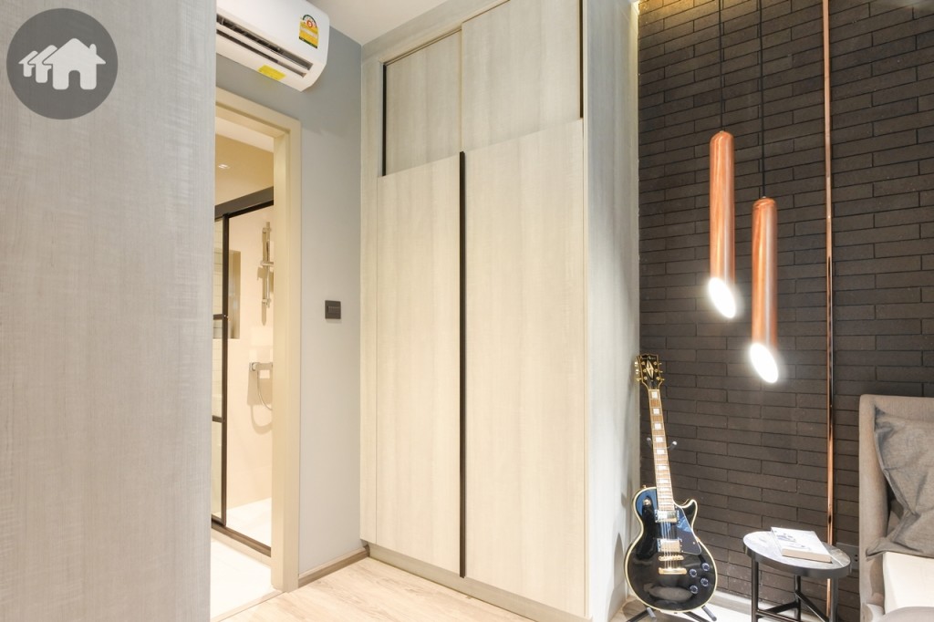 ตู้เสื้อผ้าขนาดใหญ่บิวท์อินถึงเพดาน