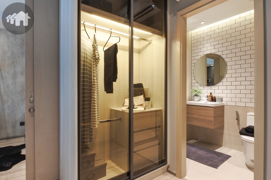 ตู้เสื้อผ้าอีกด้านหนึ่งเก็บของได้หลากหลาย