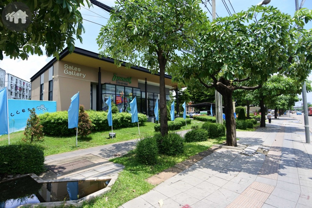 หลังจากกลับรถใต้สะพาน ตรงมาจะเจอสำนักงานขายของโครงการพาร์คเวย์ แอทอีซ