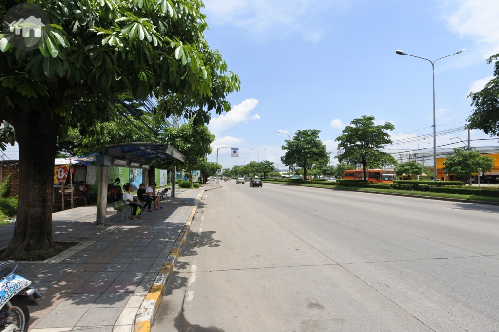 ป้ายรถประจำทางอยู่ห่างจากทางเข้าโครงการ (ปาก ซ.รามคำแหง 190/1) ประมาณ 70 เมตร ซึ่งมีวินมอเตอร์ไซค์ให้บริการด้วยค่าโดยสารสำหรับเข้าโครงการประมาณ 10-20 บาท