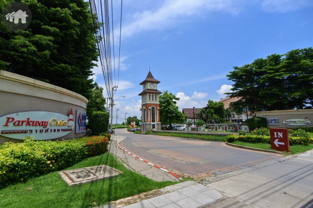 ทางเข้า-ออก ใหญ่ ใช้ร่วมกับโครงการพาร์คเวย์ ชาเล่ต์ และพาร์คเวย์ เอลีฟ แต่มีทางเข้า-ออก ของแต่ละโครงการแยกจากกัน โดยโครงการพาร์คเวย์ แอทอีซ จะผ่านจุดรักษาความปลอดภัยถึง 3 แห่ง คือทางเข้าใหญ่ ทางเข้าโครงการพาร์คเวย์ ชาเล่ต์ เฟส 1 และทางเข้าโครงการพาร์คเวย์ แอทอีซ อุ่นใจยิ่งขึ้นด้วยระบบ CCTV รอบโครงการ