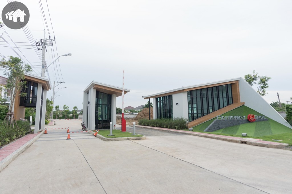 ทางเข้าโครงการพาร์คเวย์ แอทอีซ ด้านข้างเป็นที่ทำการนิติบุคคลสำหรับโครงการพาร์คเวย์ แอทอีซ โดยเฉพาะ