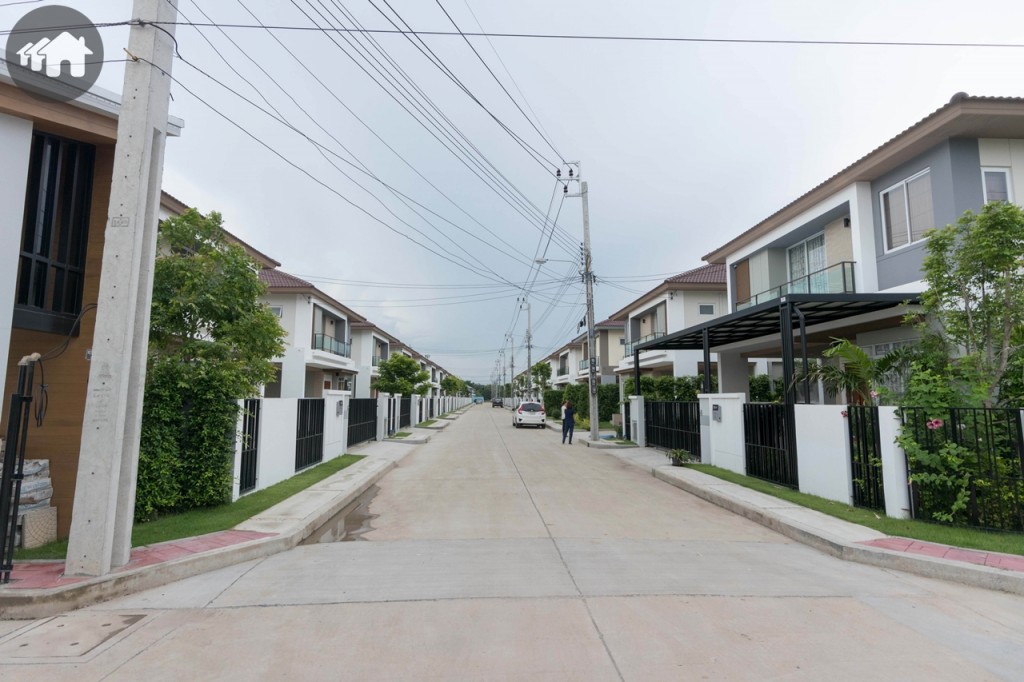 ถนนในโครงการกว้างประมาณ 9 เมตร ถูกออกแบบให้เป็น Main Ring Road คือมีถนนวนรอบโครงการน้อยที่สุด ช่วยให้ระบบการสัญจรภายในโครงการคล่องตัวและปลอดภัยยิ่งขึ้น โดยตัวบ้านถูกจัดวางให้ติดถนนเมนทุกหลัง