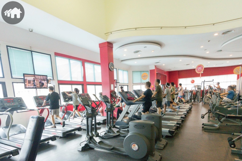 ฟิตเนสพร้อมอุปกรณ์ครบครัน ทั้งลู่วิ่งและเวทเทรนนิ่ง