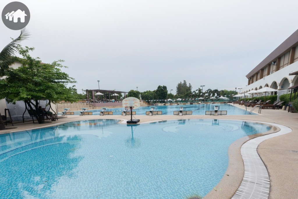 สระว่ายน้ำขนาดมาตรฐานเช่นเดียวกับสระว่ายน้ำที่ใช้ในแข่งขัน กว้าง 25 เมตร ยาว 50 เมตร ลึก 1.50 เมตร พร้อมสระเด็ก