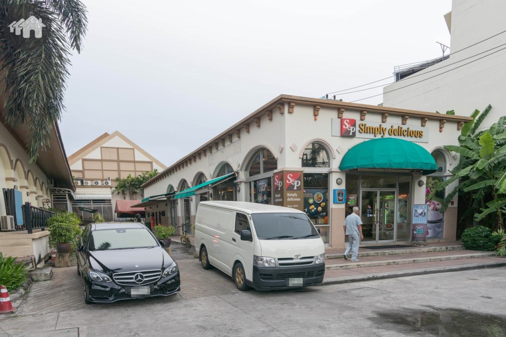 นอกจากนี้ยังมีโรงเรียนสอนดนตรี KPN สถาบันสอนโปรแกรมหุ่นยนต์ ร้านทำผม ร้านสะดวกซื้อ และร้านอาหาร ไว้คอยให้บริการอีกด้วย