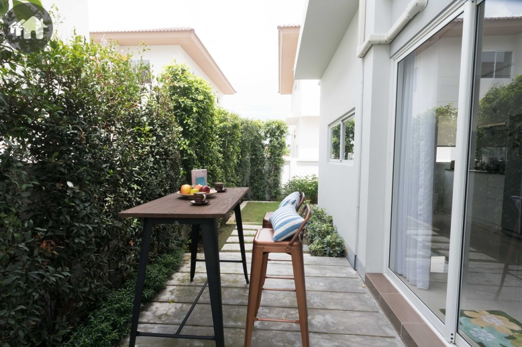 มาดูรอบบ้านกันก่อน ข้างบ้านเป็นพื้นที่สวน สามารถตกแต่งเป็นพื้นที่นั่งเล่นได้