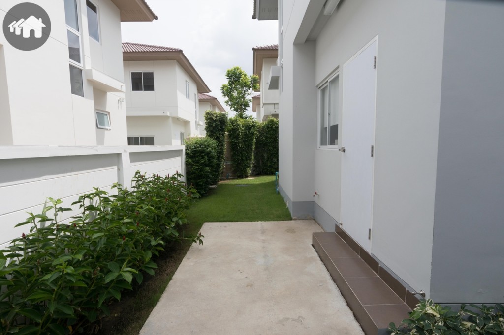 หลังบ้านเป็นพื้นที่ซักล้าง ขนาดประมาณ 2x3 เมตร มีประตูเชื่อมต่อกับห้องครัว ติดตั้งก๊อกน้ำให้เรียบร้อย พื้นที่ที่เหลือเป็นสนามหญ้าหลังบ้าน หรือจะเทปูนยาวเพิ่มพื้นที่ซักล้างหลังบ้านก็ได้เช่นกัน