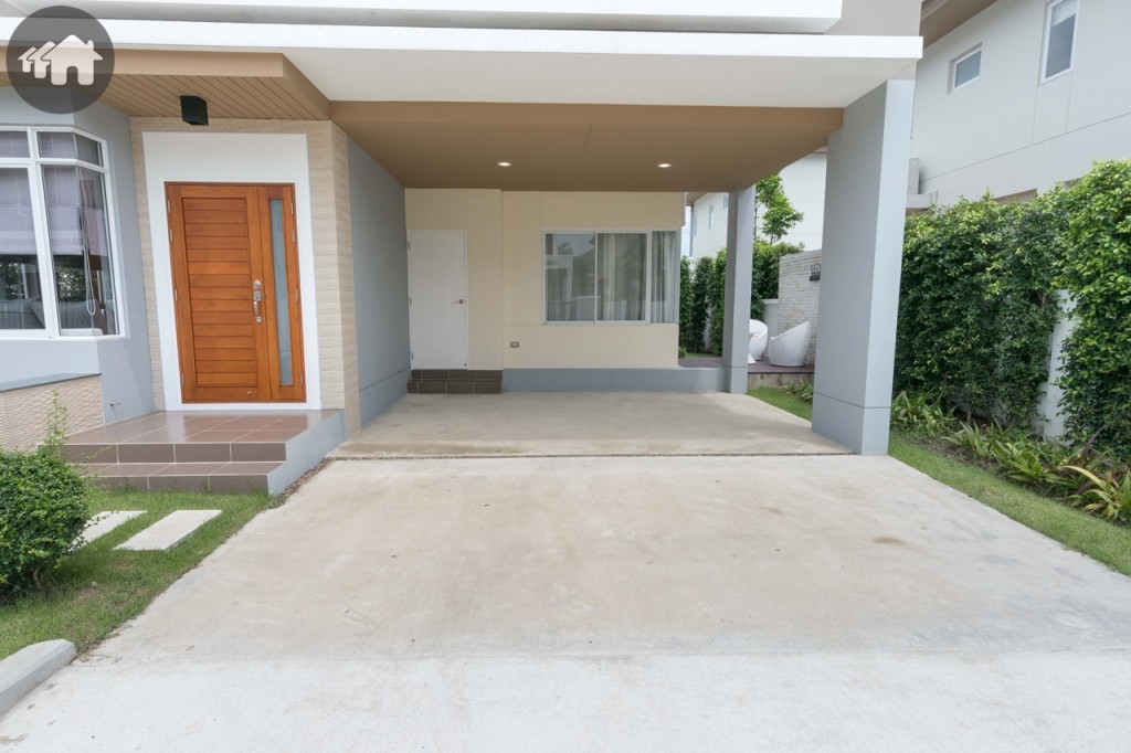 วนกลับมาบริเวณหน้าบ้าน จอดรถได้ 2 คัน มีประตูจากโรงรถเชื่อมเข้าบ้าน ติดตั้งปลั๊กกันน้ำพร้อมหน้ากากกันน้ำให้เรียบร้อย