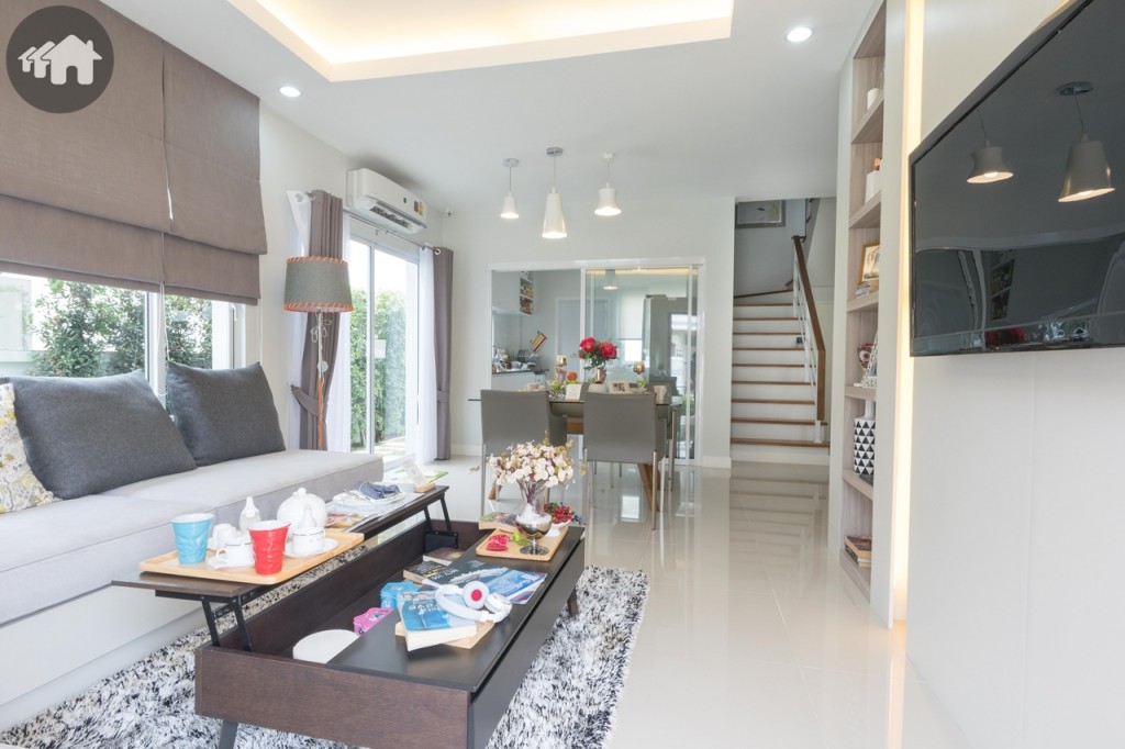 เข้ามาภายในบ้านเป็นห้องนั่งเล่น เชื่อมต่อกับห้องรับประทานอาหาร พื้นปูด้วยกระเบื้องแกรนิตโต้แผ่นใหญ่ ให้ความรู้สึกหรูหรา โปร่งโล่งด้วยเพดานสูงจากพื้น 2.80 เมตร อุ่นใจด้วยสีทาภายในเป็นชนิดล้างได้ ไร้กลิ่น ไม่มีสารระเหยที่เป็นพิษ ป้องกันแบคทีเรียและเชื้อรา และป้องกันการจับตัวของไรฝุ่น