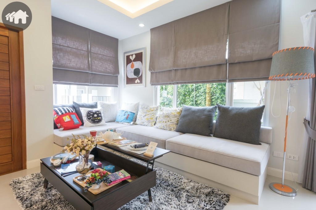 ห้องนั่งเล่นขนาดใหญ่ เปิดรับวิวสวนหน้าบ้านและข้างบ้าน ด้วยกระจกบานกระทุ้ง 2 บาน และกระจกบานฟิกซ์ กรอบอะลูมิเนียม พ่นด้วยระบบ Powder Coating ทนทาน ไม่อมน้ำ ไม่เป็นสนิม และดูแลรักษาง่าย