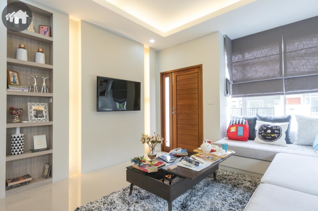 อีกมุมติดตั้งโทรทัศน์แบบแขวนผนัง หรือจะทำเป็นชั้นวางโทรทัศน์ก็ได้ เนื่องจากพื้นที่กว้างขวาง