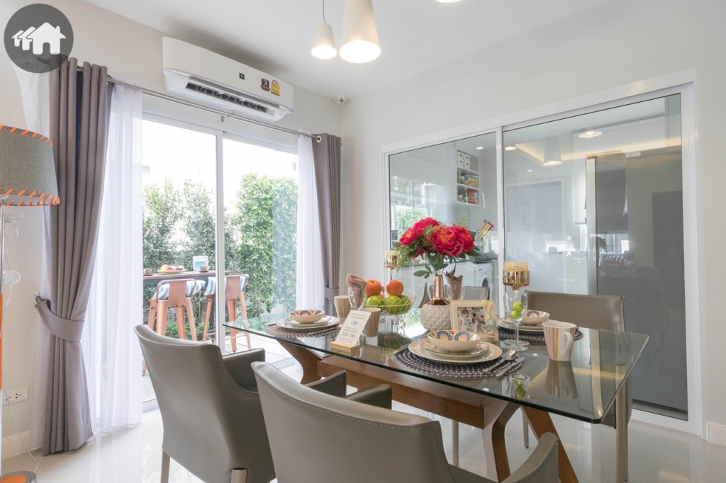 ห้องรับประทานอาหารกึ่งอเนกประสงค์ เชื่อมต่อกับสวนพักผ่อนข้างบ้านแบบ Panoramic View สามารถปรับเปลี่ยนได้หลายรูปแบบรองรับทั้งงานปาร์ตี้ หรือกิจกรรมสำหรับครอบครัว