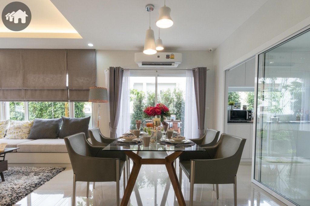 ห้องรับประทานอาหารพื้นที่ขนาดใหญ่ โปร่ง โล่ง