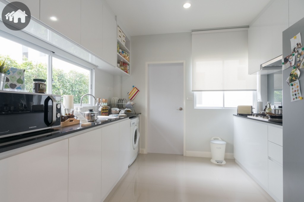 ติดกันเป็นพื้นที่ห้องครัวขนาดกว้างขวาง เป็นทั้ง Pantry และครัวหนัก พร้อมประตูบานเลื่อนกันกลิ่นไม่ให้รบกวนในบ้าน และประตูเชื่อมกับส่วนซักล้างหลังบ้าน